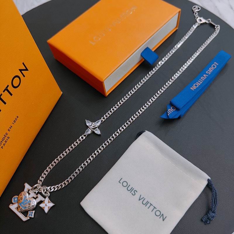 LV Necklace 02lyr04